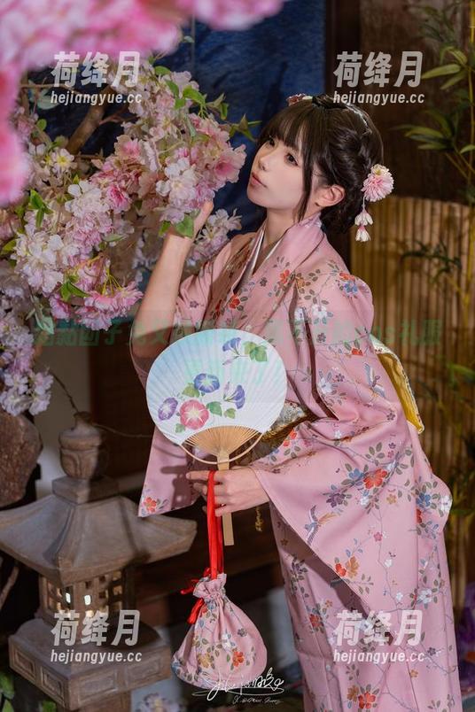 黏黏团子兔又换新装，离不开的cos礼服更新来了！